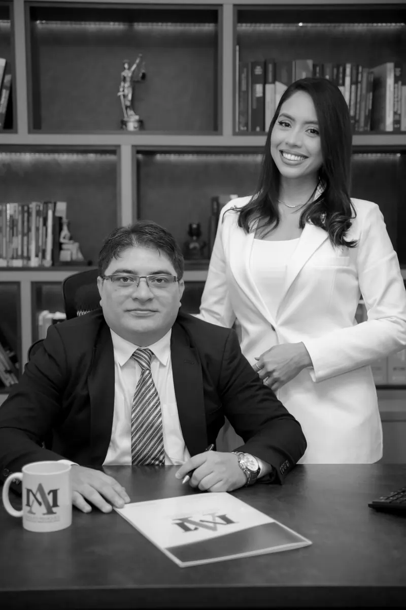 Dr. Adolfo Marques e a advogada Chayane Lobato no escritório